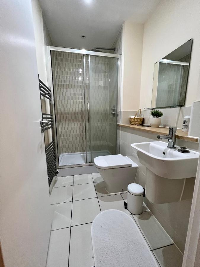 Spacious 2-Bedroom House With Free Parking Chatham  Exterior photo