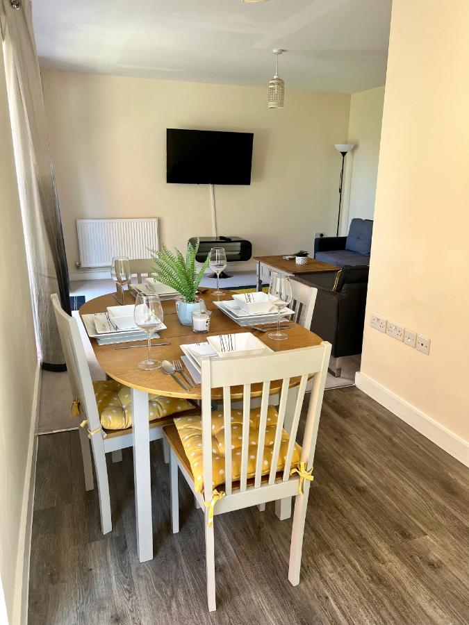 Spacious 2-Bedroom House With Free Parking Chatham  Exterior photo