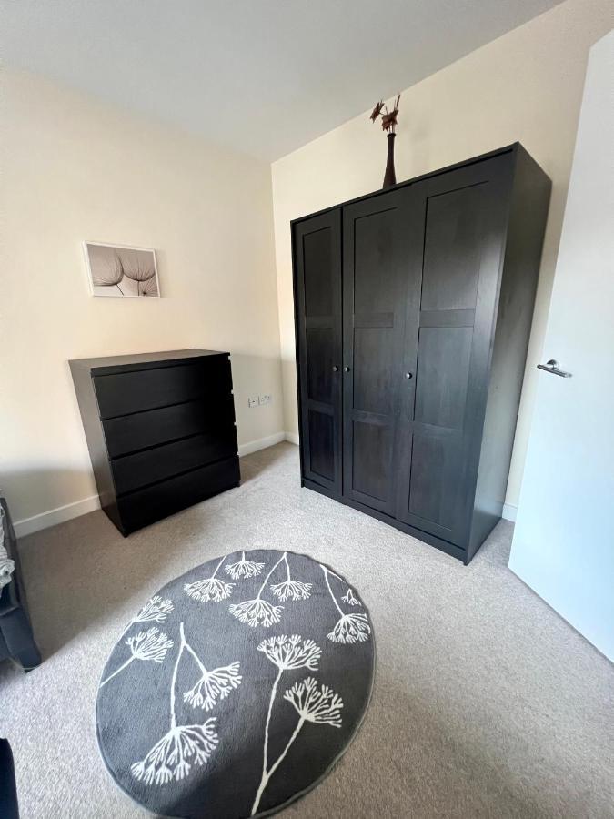 Spacious 2-Bedroom House With Free Parking Chatham  Exterior photo