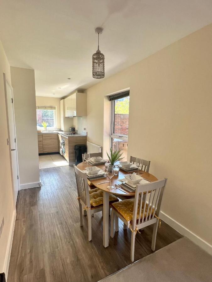 Spacious 2-Bedroom House With Free Parking Chatham  Exterior photo